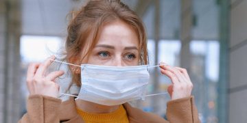 O doctoriţă din Italia pune la megafon imnul ţării pentru a ridica moralul colegilor ei