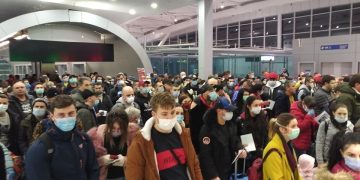 Sute de români veniți din Anglia s-au înghesuit pe aeroport. Ce spune directorul general de la Aeroporturi