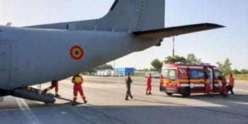 Opt cetăţeni români, repatriaţi din Italia cu o aeronavă a Forţelor Aeriene