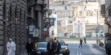 Papa Francisc, singur pe străzile pustii ale Romei. S-a rugat pentru salvarea lumii de coronavirus