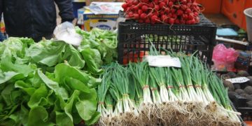 Piețele din România nu se închid. Cumpărătorii, rugați să evite formarea de grupuri