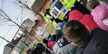 Poliţiştii rutieri, în acţiune pentru siguranţa circulaţiei pe şosele, dar şi la Grădiniţa nr.8 din Baia Mare