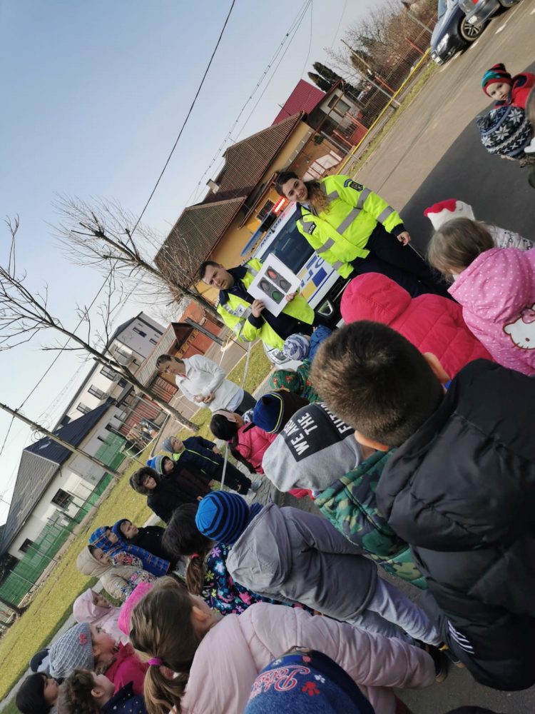 Poliţiştii rutieri, în acţiune pentru siguranţa circulaţiei pe şosele, dar şi la Grădiniţa nr.8 din Baia Mare