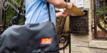 Poștașii care intră în contact cu persoanele aflate în autoizolare trebuie să poarte mască protecție
