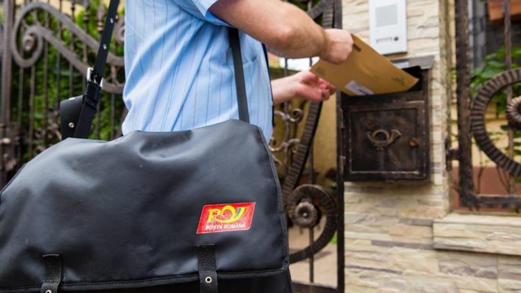 Poștașii care intră în contact cu persoanele aflate în autoizolare trebuie să poarte mască protecție