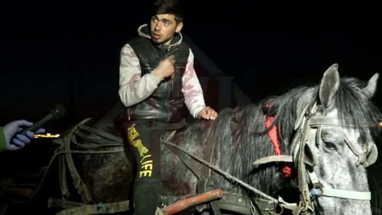 Povestea emoționantă a tânărului care a plecat călare să-şi vadă soţia la maternitate: „N-am avut bani de taxi”