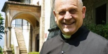 Un preot italian a murit după ce a cedat propriul aparat de respirat unui pacient mai tânăr