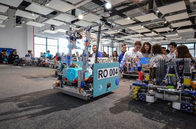 Lucaciștii băimăreni din echipa ”Roborcons” confecționează viziere de protecție împotriva coronavirusului COVID-19