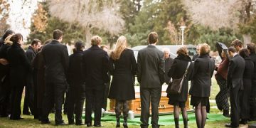 Anchetă la Moisei după ce soacra unei angajate a Primăriei a fost îngropată cu alai de zeci de persoane