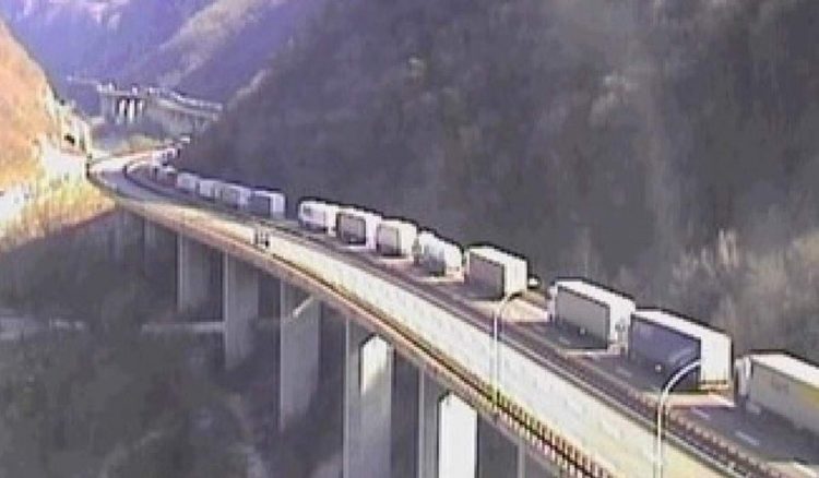 Coadă de 90 de km de TIR-uri la ieșirea din Italia spre Austria, din cauza fricii de coronavirus