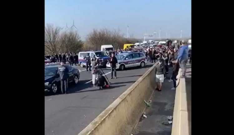 Mii de români sunt din nou blocaţi la graniţa dintre Austria și Ungaria. Vameșii maghiari păzesc autostrada – video