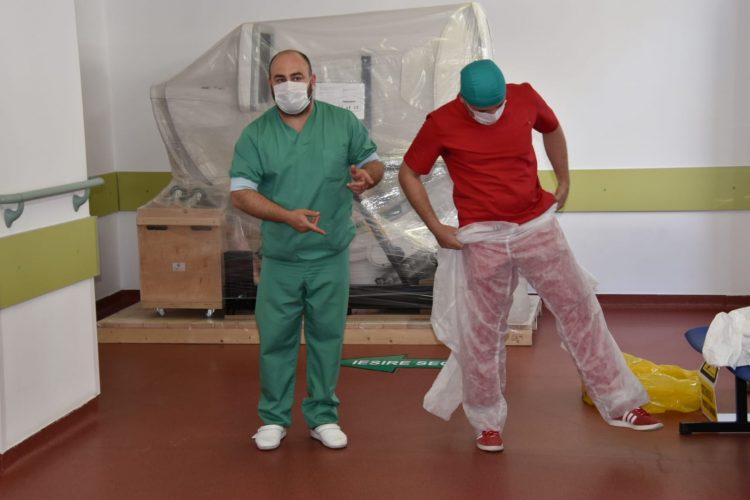 Cum se îmbracă în echipament special  de protecție împotriva SARS-CoV-2 personalul medical –