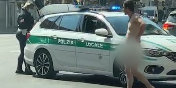 A ieșit din carantină dezbrăcat pe stradă. Ce le-a spus polițiștilor