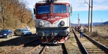 Femeie lovită de tren la Țicău. Este așteptată intervenția elicopterului SMURD