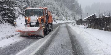 Utilajele de deszăpezire au acționat pe DN18 în Maramureș – FOTO