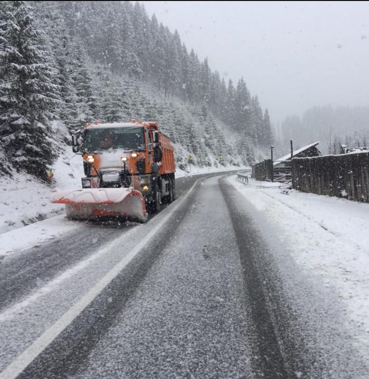 Utilajele de deszăpezire au acționat pe DN18 în Maramureș – FOTO