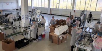 Grupul TAPARO și-a extins capacitatea de producție a măștilor chirurgicale la 300.000 de bucăți/zi