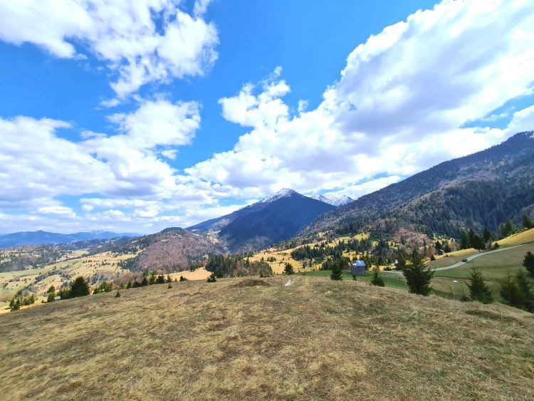 Imagini din inima munților maramureșeni: „Aici nu există pandemie!”