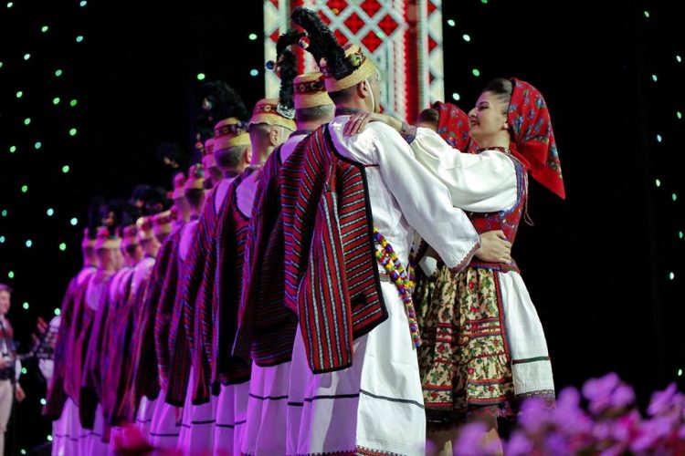 Ansamblul Folcloric Național „Transilvania” celebrează Ziua Internațională a Dansului
