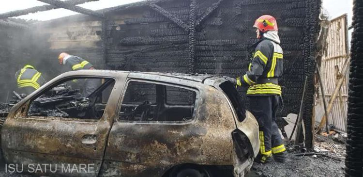 Un autoturism şi un scuter, distruse într-un incendiu provocat de un trăsnet
