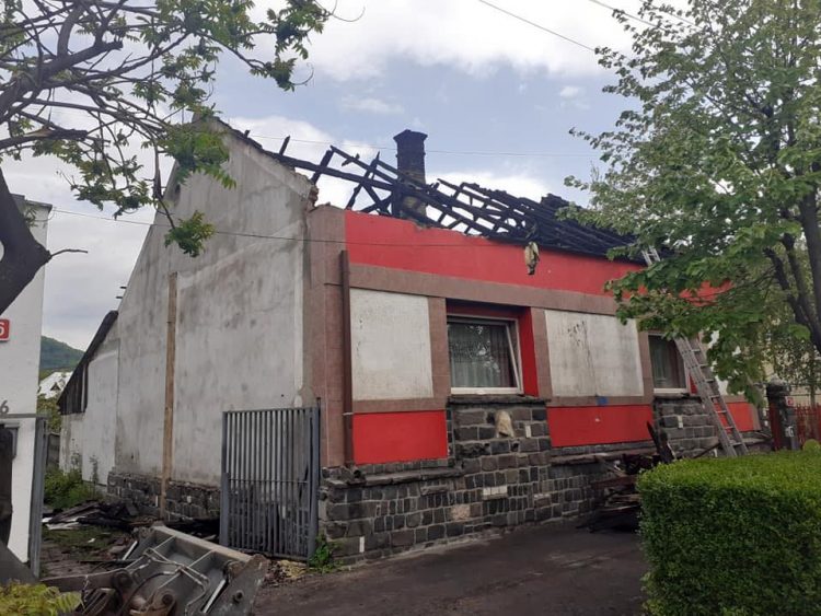 Apel pentru ajutorarea unei familii din Baia Mare. Le-a ars ieri casa