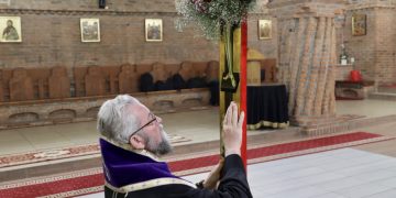 Imagine cutremurătoare. Crucea din altarul Catedralei Episcopale în mijlocul bisericii goale