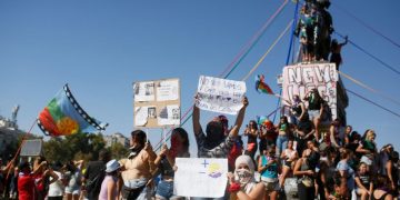 Sătui de carantină, oamenii ies în stradă să protesteze – VIDEO
