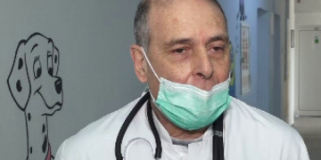 Doctorul Virgil Musta semnalează o greșeală făcută de mulți români: „Nu mai purtați mască şi mănuşi în mașină sau în aer liber!”