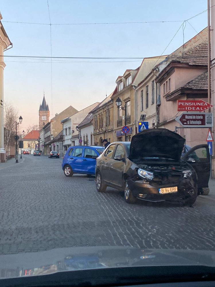 Accident pe Podul Viilor. Două mașini s-au „șifonat” bine – FOTO