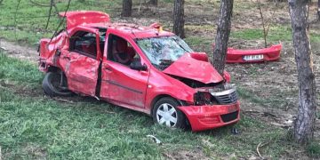 Un poliţist a fost rănit după ce a intrat cu maşina într-un copac