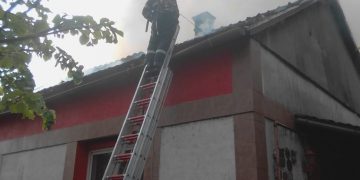 Incendiu pe Strada Victoriei din Baia Mare. Acoperișul unei case s-a transformat în scrum – FOTO