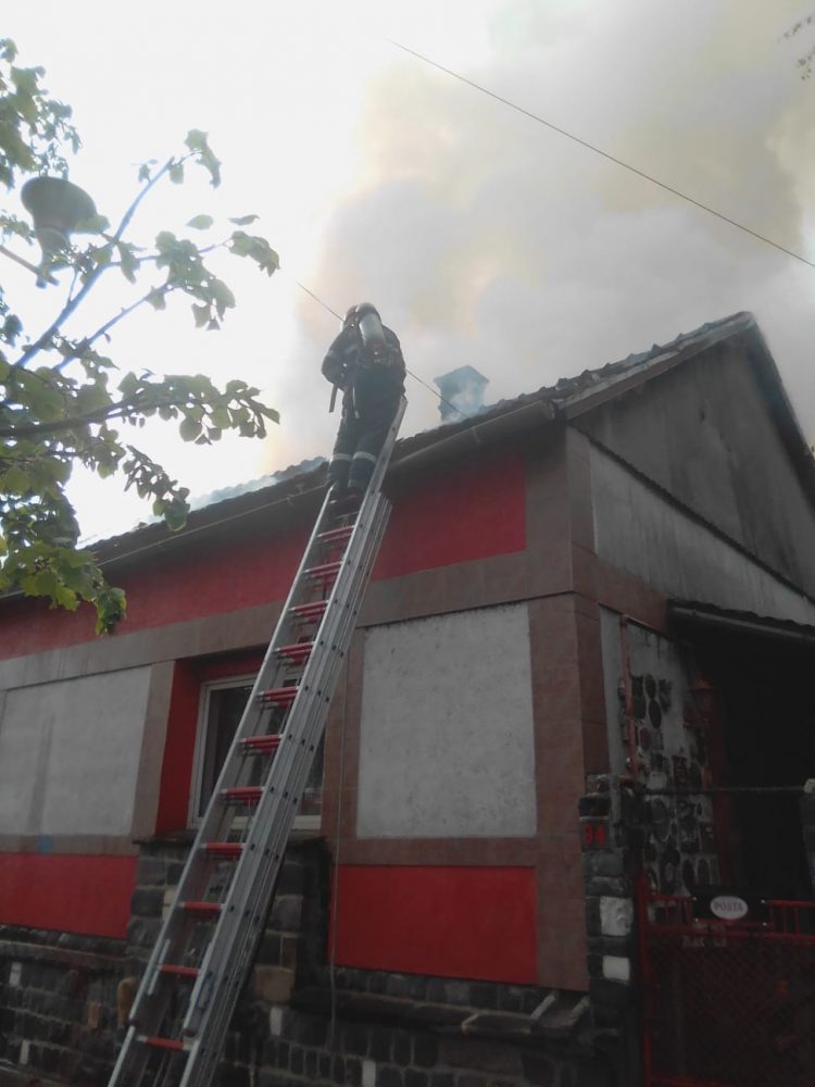 Incendiu pe Strada Victoriei din Baia Mare. Acoperișul unei case s-a transformat în scrum – FOTO