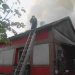 Incendiu pe Strada Victoriei din Baia Mare. Acoperișul unei case s-a transformat în scrum – FOTO
