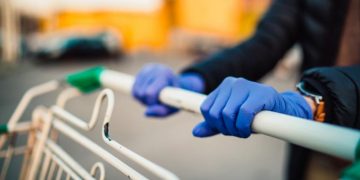 Mit COVID-19 desființat: Mănușile sunt inutile la cumpărături!