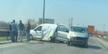 Grav accident la Recea, două maşini distruse – foto