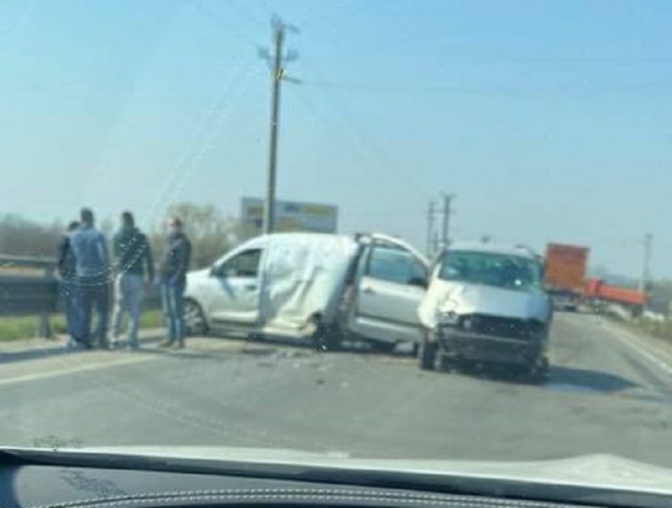 Grav accident la Recea, două maşini distruse – foto