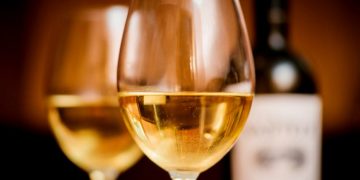 Avertisment OMS: consumul de alcool poate crește riscul de a face COVID-19