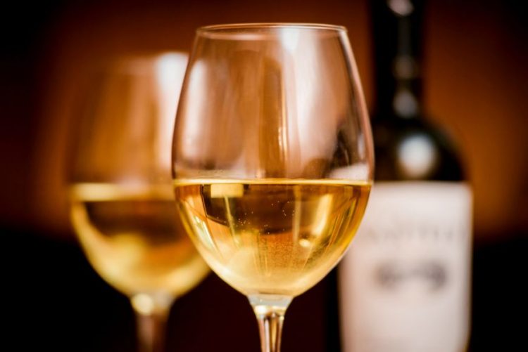 Avertisment OMS: consumul de alcool poate crește riscul de a face COVID-19