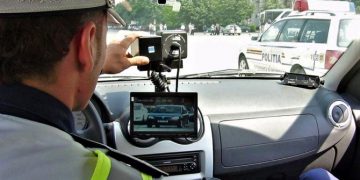 Un şofer care avea permisul suspendat a fost prins conducând cu 203 km/h pe DN 21