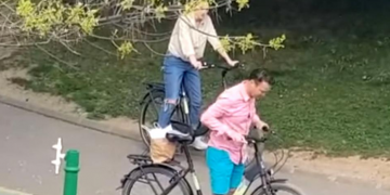 Filmare scandaloasă: Primarul sectorului 3, Robert Negoiță, se plimbă cu bicicleta, alături de iubită, în parcul IOR, închis pentru cetățeni
