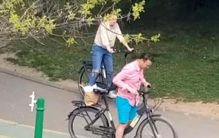 Filmare scandaloasă: Primarul sectorului 3, Robert Negoiță, se plimbă cu bicicleta, alături de iubită, în parcul IOR, închis pentru cetățeni