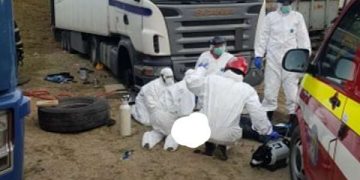 Bărbat aflat în izolare la domiciliu, strivit sub un tir; echipajul SMURD a intervenit echipat corespunzător