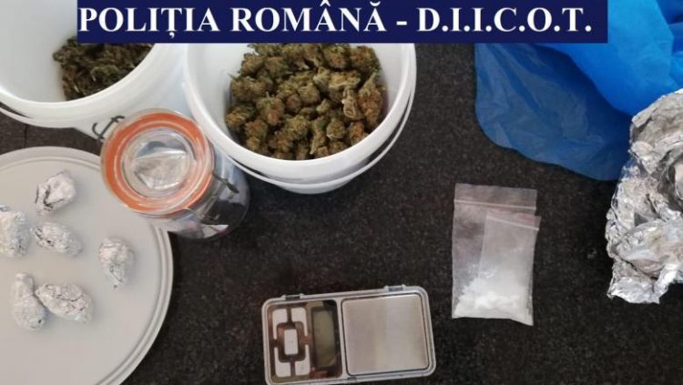Droguri găsite într-o locuinţă după ce proprietarul a căzut de la etaj