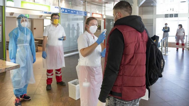 Români plecaţi la muncă în Austria testaţi de coronavirus pe aeroport și trimiși 14 zile în carantină