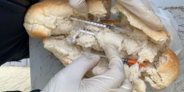Un jandarm în misiune la un centru de carantină a descoperit droguri în pâinea unui bărbat
