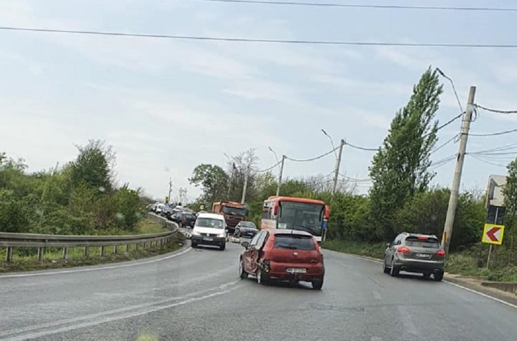 Mai multe maşini implicate într-un accident pe Dealul Dura – foto