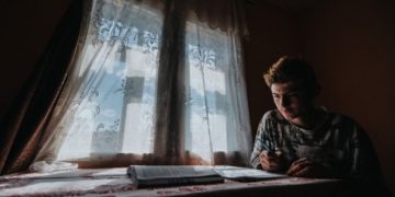 Copiii care învață la lumina lumânării în era internetului: „Toți avem dreptul la educație”