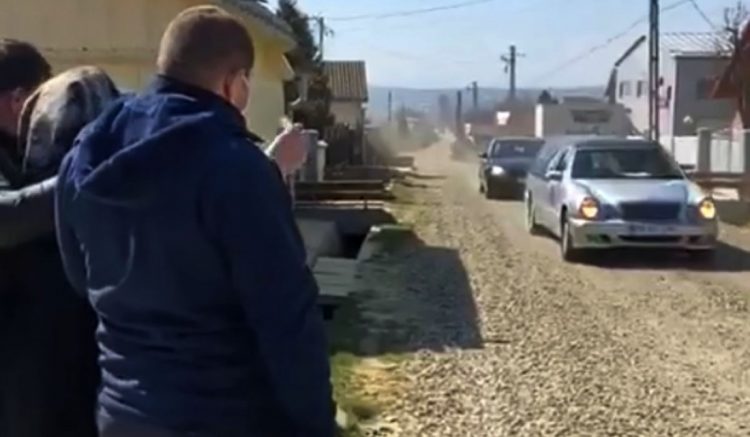 Familie din Suceava, în lacrimi la poarta casei, în timp ce mașina mortuară le duce tatăl la cimitir
