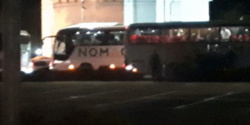 Români scoși din țară noaptea, cu autocarele. „Dorm în câmp, primesc 2 EURO și trei conserve“