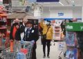 Imagini emoționante într-un supermarket din Piatra Neamț. Oamenii au cântat „Hristos a înviat!” în timp ce stăteau la coadă